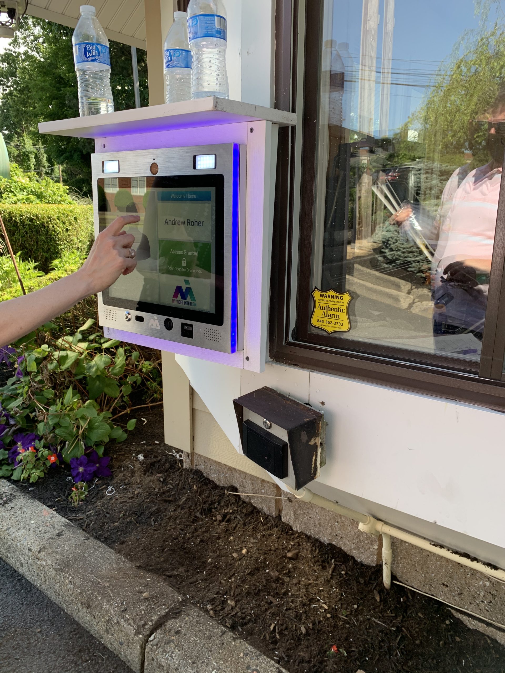 person using mvi access system to enter building
